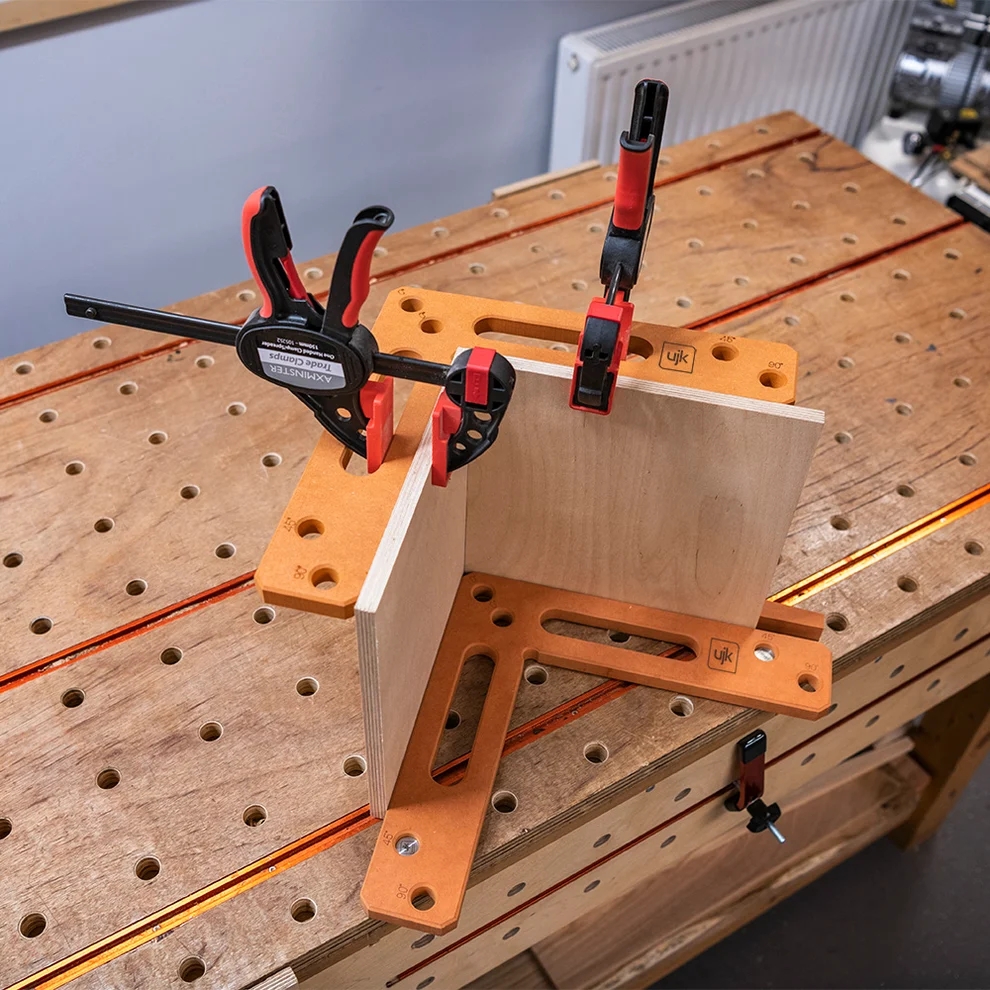 UJK Montagewinkel für ø20mm Lochsystem