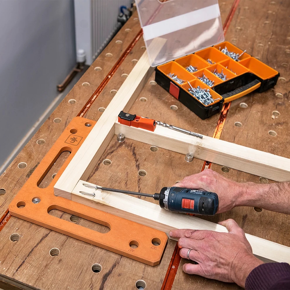 UJK Montagewinkel für ø20mm Lochsystem